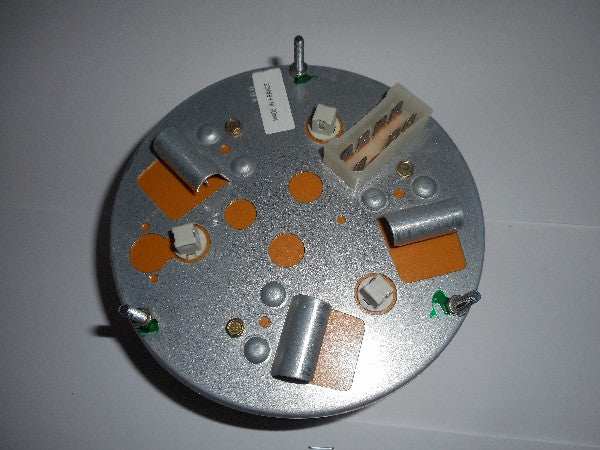 Combiklok gauge with indicators for bar pressure, temperature, and fuel level. Combiklok gauge with indicators for bar pressure, temperature, and fuel level.