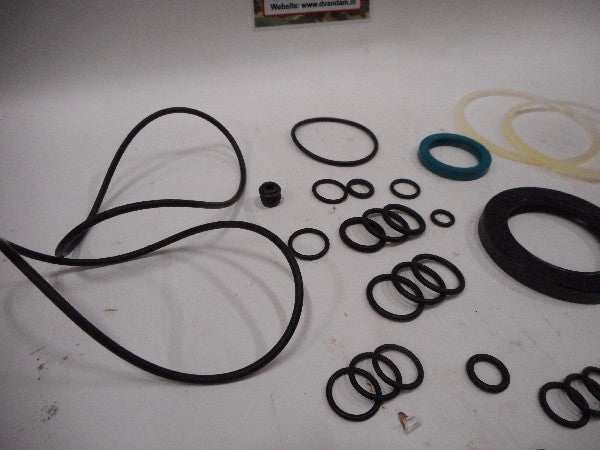 Reparatieset Stuurhuis onderdelen met verschillende O-ringen en afdichtingen. Reparatieset Stuurhuis onderdelen met verschillende O-ringen en afdichtingen.