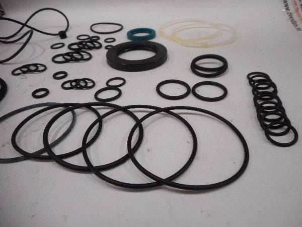 Reparatieset Stuurhuis onderdelen met verschillende O-ringen en afdichtingen. Reparatieset Stuurhuis onderdelen met verschillende O-ringen en afdichtingen.