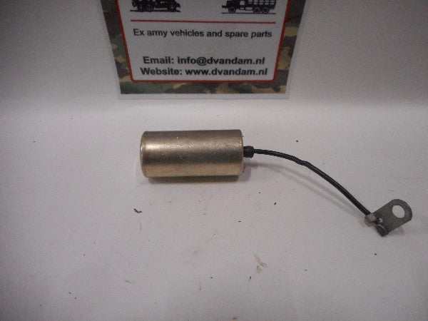 Condensator groot (bobine) with wire and mounting bracket, NSN 5910-00-358-6962. Condensator groot (bobine) with wire and mounting bracket, NSN 5910-00-358-6962.