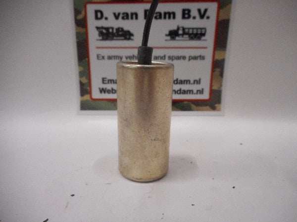 Condensator groot (bobine) with wire and mounting bracket, NSN 5910-00-358-6962. Condensator groot (bobine) with wire and mounting bracket, NSN 5910-00-358-6962.
