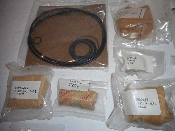 Reparatieset dynamo met verschillende onderdelen en verpakkingen op een witte achtergrond. Reparatieset dynamo met verschillende onderdelen en verpakkingen op een witte achtergrond.