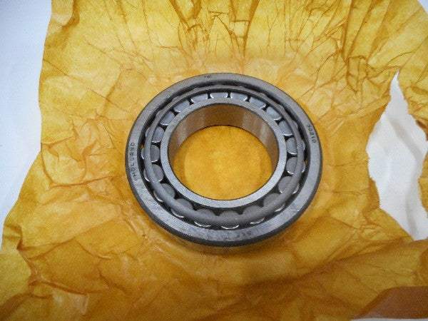 Lager tandwielkast op gele achtergrond, artikelnummer NSN: 3110-17-029-0724. Lager tandwielkast op gele achtergrond, artikelnummer NSN: 3110-17-029-0724.