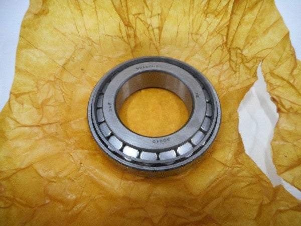 Lager tandwielkast op gele achtergrond, artikelnummer NSN: 3110-17-029-0724. Lager tandwielkast op gele achtergrond, artikelnummer NSN: 3110-17-029-0724.