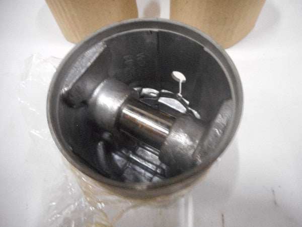 Zuigerset STD piston set in packaging. Zuigerset STD piston set in packaging.
