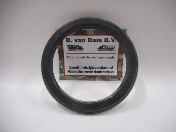 Keerring wielnaaf voor, NSN 5330-17-015-9587, ex-army vehicle spare part. Keerring wielnaaf voor, NSN 5330-17-015-9587, ex-army vehicle spare part.