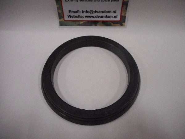 Keerring wielnaaf voor, NSN 5330-17-015-9587, ex-army vehicle spare part. Keerring wielnaaf voor, NSN 5330-17-015-9587, ex-army vehicle spare part.