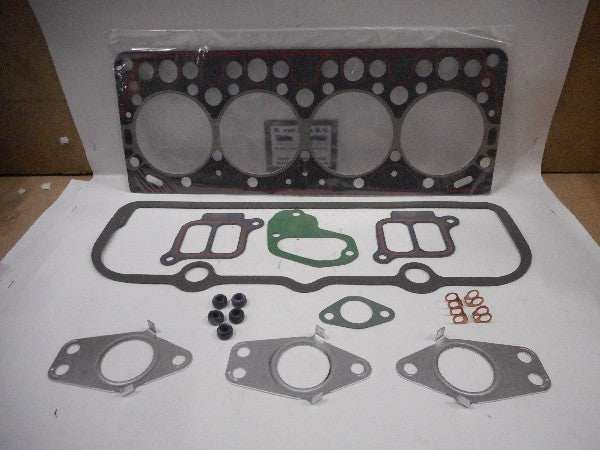 Koppakkingset with various gaskets and components laid out. Koppakkingset with various gaskets and components laid out.