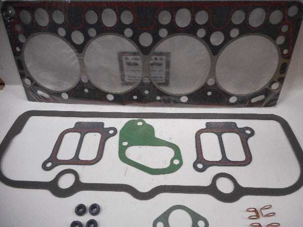 Koppakkingset with various gaskets and components laid out. Koppakkingset with various gaskets and components laid out.