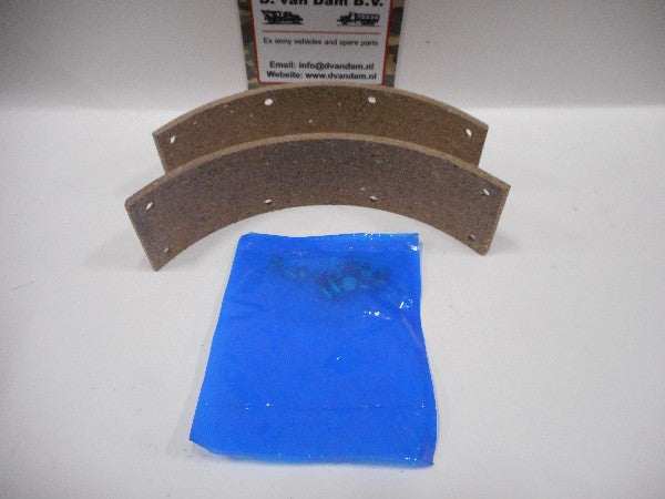 Remvoering-set handrem with article number WO-640102, including brake lining components. Remvoering-set handrem with article number WO-640102, including brake lining components.