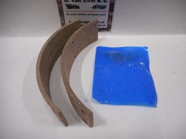 Remvoering-set handrem with article number WO-640102, including brake lining components. Remvoering-set handrem with article number WO-640102, including brake lining components.