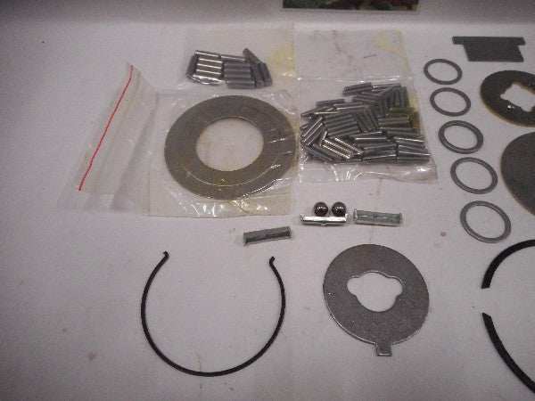 Revisieset Versnellingsbak T-90 components excluding gaskets and bearings displayed. Revisieset Versnellingsbak T-90 components excluding gaskets and bearings displayed.