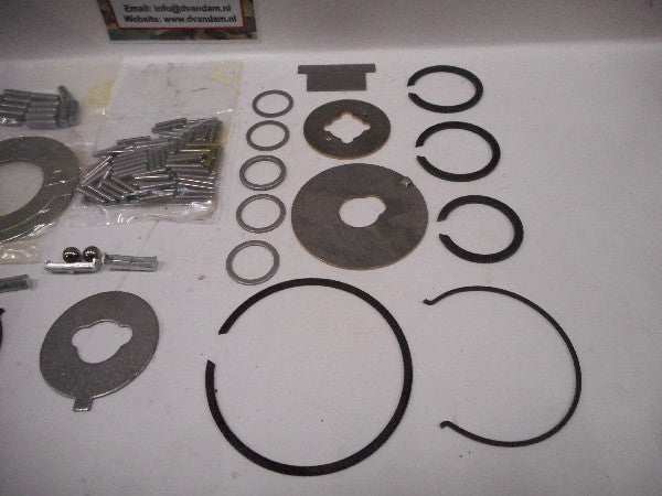 Revisieset Versnellingsbak T-90 components excluding gaskets and bearings displayed. Revisieset Versnellingsbak T-90 components excluding gaskets and bearings displayed.