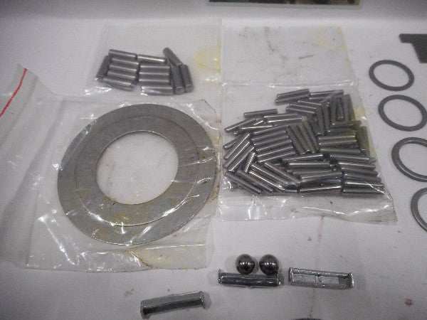 Revisieset Versnellingsbak T-90 components excluding gaskets and bearings displayed. Revisieset Versnellingsbak T-90 components excluding gaskets and bearings displayed.