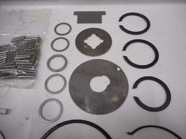 Revisieset Versnellingsbak T-90 components excluding gaskets and bearings displayed. Revisieset Versnellingsbak T-90 components excluding gaskets and bearings displayed.