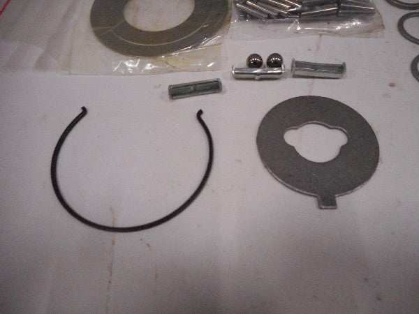Revisieset Versnellingsbak T-90 components excluding gaskets and bearings displayed. Revisieset Versnellingsbak T-90 components excluding gaskets and bearings displayed.