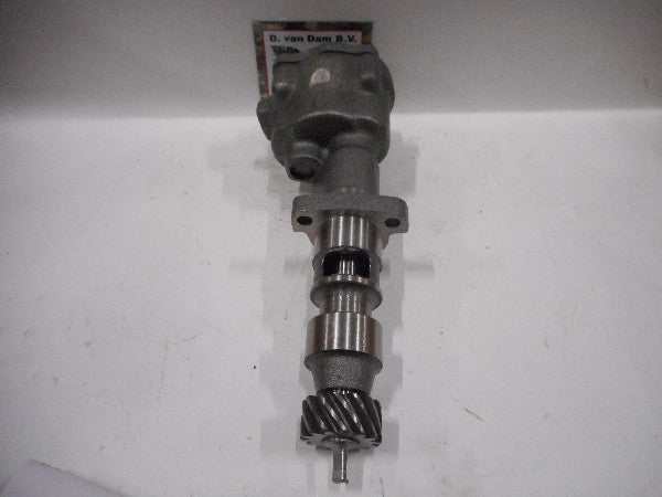 Oliepomp A 364 180 01 01 with gear mechanism. Oliepomp A 364 180 01 01 with gear mechanism.