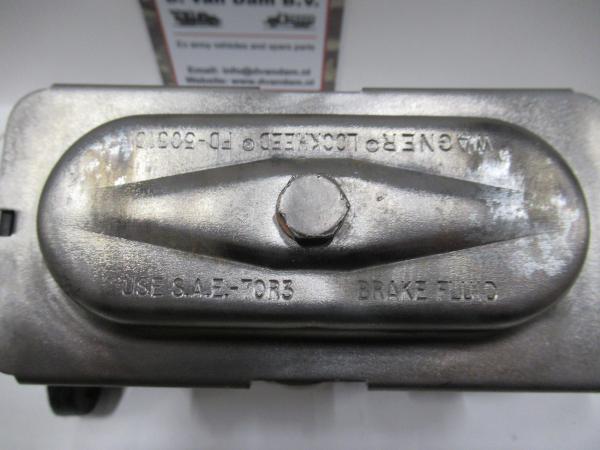 Hoofdremcilinder_Dual_reservoir_CJ_jeep___IHC_schout_car Hoofdremcilinder_Dual_reservoir_CJ_jeep___IHC_schout_car