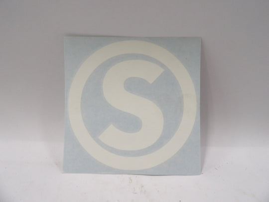 Sticker S Radio ontstoring