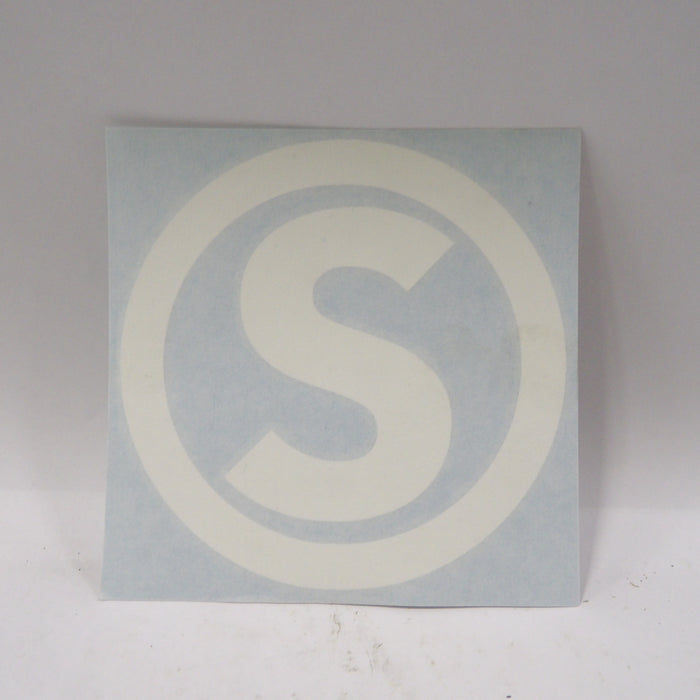 Sticker S Radio ontstoring