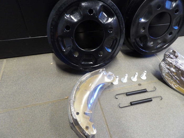 Remschoen as-set met remtrommels, remschoensets, excentrische bouten en veren voor voor- en achteras