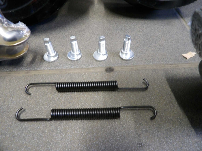 Remschoen as-set met remtrommels, remschoensets, excentrische bouten en veren voor voor- en achteras