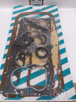 Motorpakkingset with various gaskets and seals for engine maintenance.