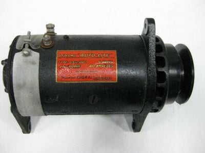 Dynamo 6 volt gereviseerd auto-onderdeel met rode label.