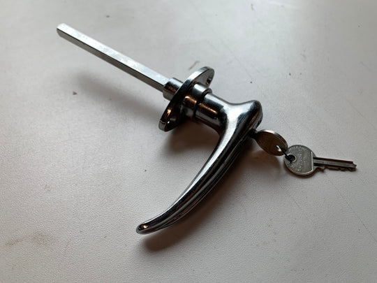 Deurkruk met slot en sleutels